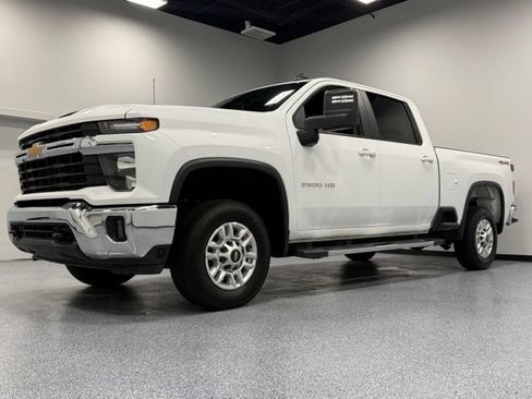 Used 2025 Chevrolet Silverado 2500 LT w/ Convenience Package AWD/4WD image 5