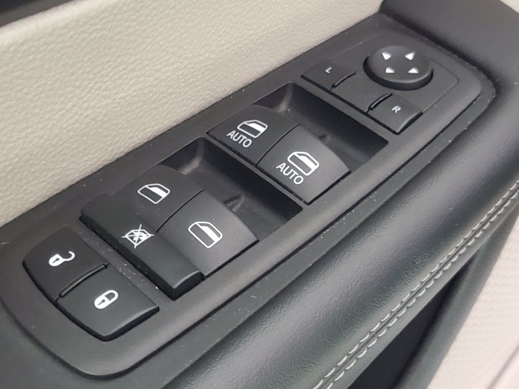 Used 2023 Chrysler Pacifica Touring-L FWD image 9