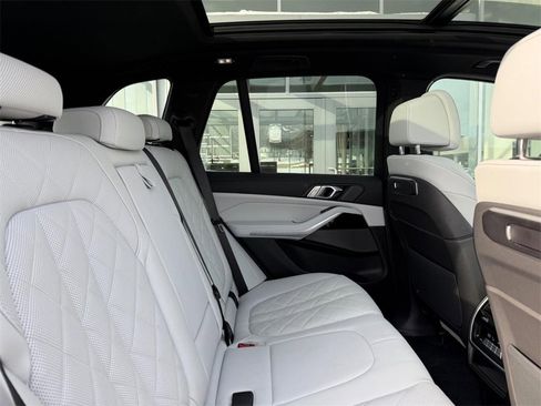 Used 2025 BMW X5 xDrive40i image 9