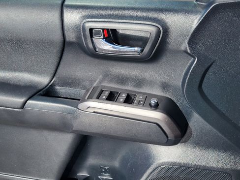 Used 2018 Toyota Tacoma TRD Sport image 8