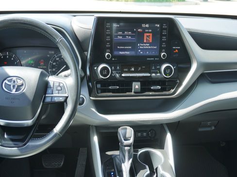 Used 2021 Toyota Highlander XLE AWD/4WD image 18