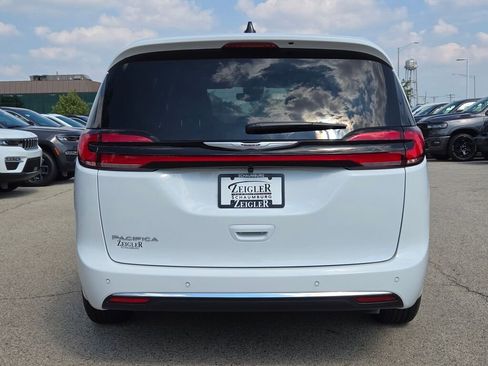 New 2026 Chrysler Pacifica Select image 13