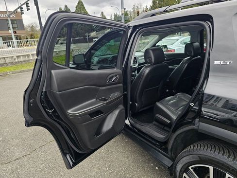 Used 2019 GMC Acadia SLT w/ Black Edition image 22