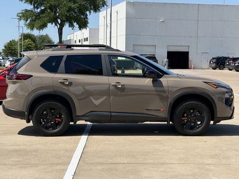 Used 2025 Nissan Rogue SV AWD/4WD image 3