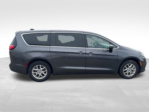 Used 2023 Chrysler Pacifica Touring-L image 5