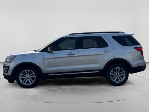 Used 2017 Ford Explorer XLT w/ Equipment Group 202A FWD image 3