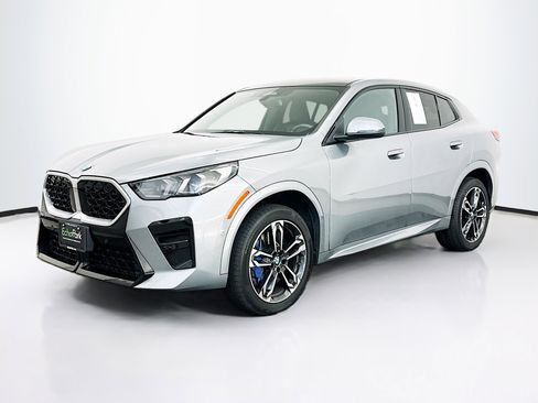 Used 2025 BMW X2 xDrive28i AWD/4WD image 3