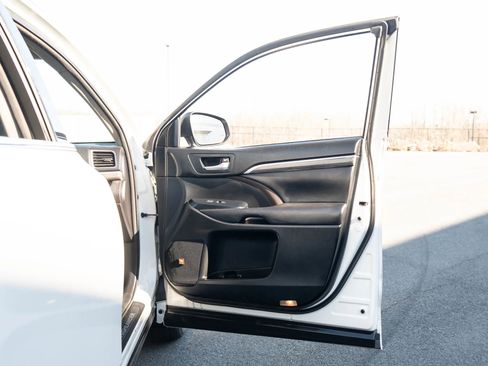 Used 2017 Toyota Highlander Limited image 45