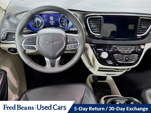 Used 2023 Chrysler Pacifica Touring-L FWD image 27