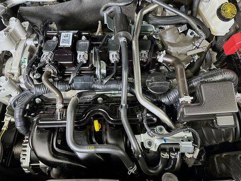 Used 2025 Nissan Kicks SR image 31