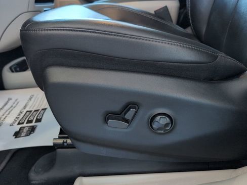 Used 2024 Chrysler Pacifica Touring-L image 23