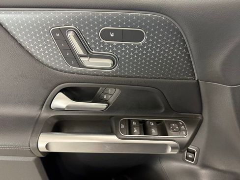 Used 2025 Mercedes-Benz GLB 250 image 11