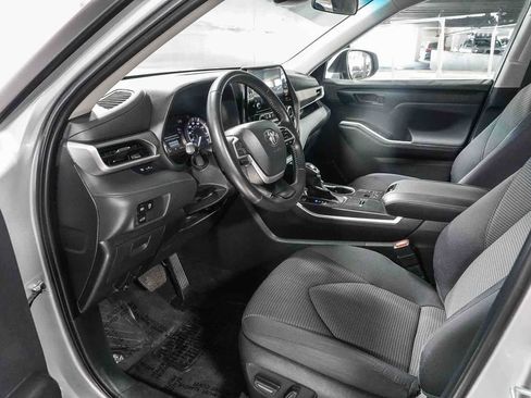Used 2025 Toyota Highlander LE FWD image 17