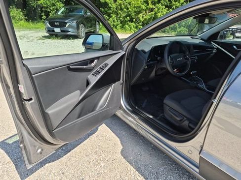 Used 2025 Kia Niro LX FWD image 11