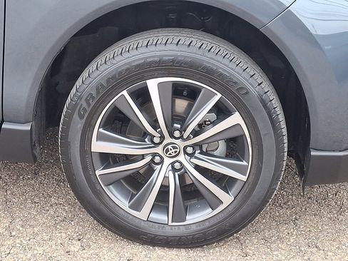 Used 2023 Toyota Venza LE image 8