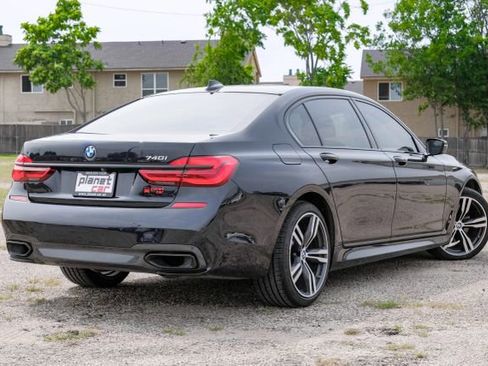 Used 2018 BMW 740i image 11