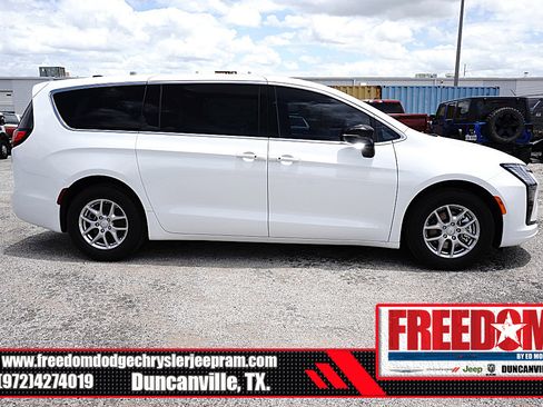 New 2027 Chrysler Pacifica Select FWD image 6