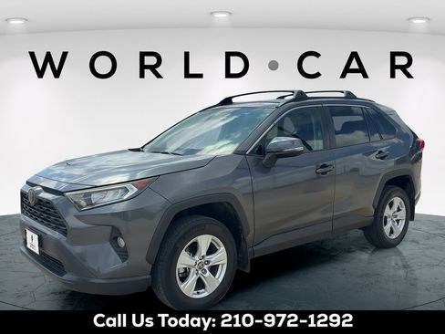 Used 2021 Toyota RAV4 XLE FWD image 3