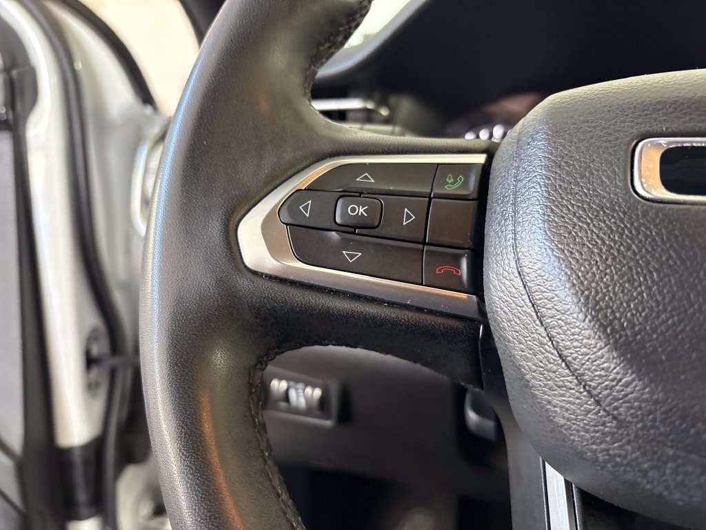 Used 2025 Jeep Compass Limited AWD/4WD image 38