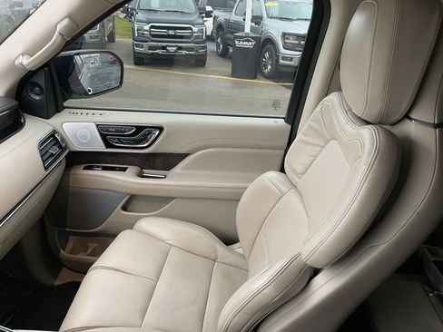 Used 2021 Lincoln Navigator Reserve w/ Luxury Package image 25