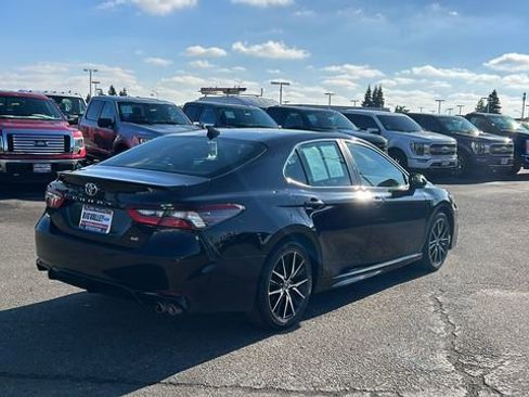 Used 2023 Toyota Camry SE image 3