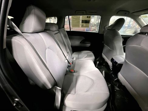 Certified 2022 Toyota Highlander LE image 17
