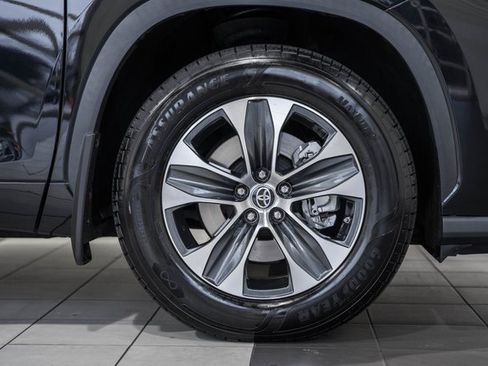 Used 2022 Toyota Highlander XLE image 16