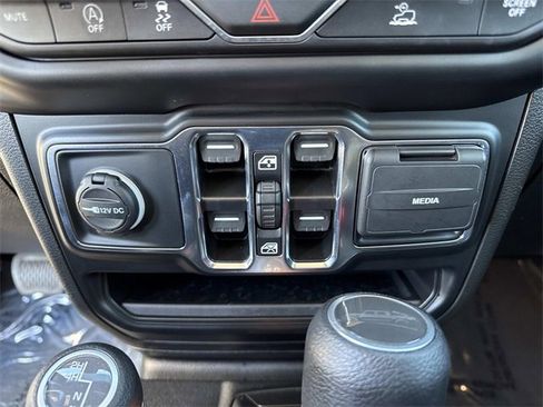 Used 2022 Jeep Gladiator Sport image 21