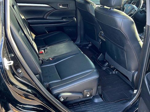 Used 2019 Toyota Highlander XLE image 28