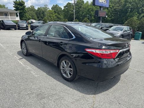 Used 2017 Toyota Camry SE FWD image 3