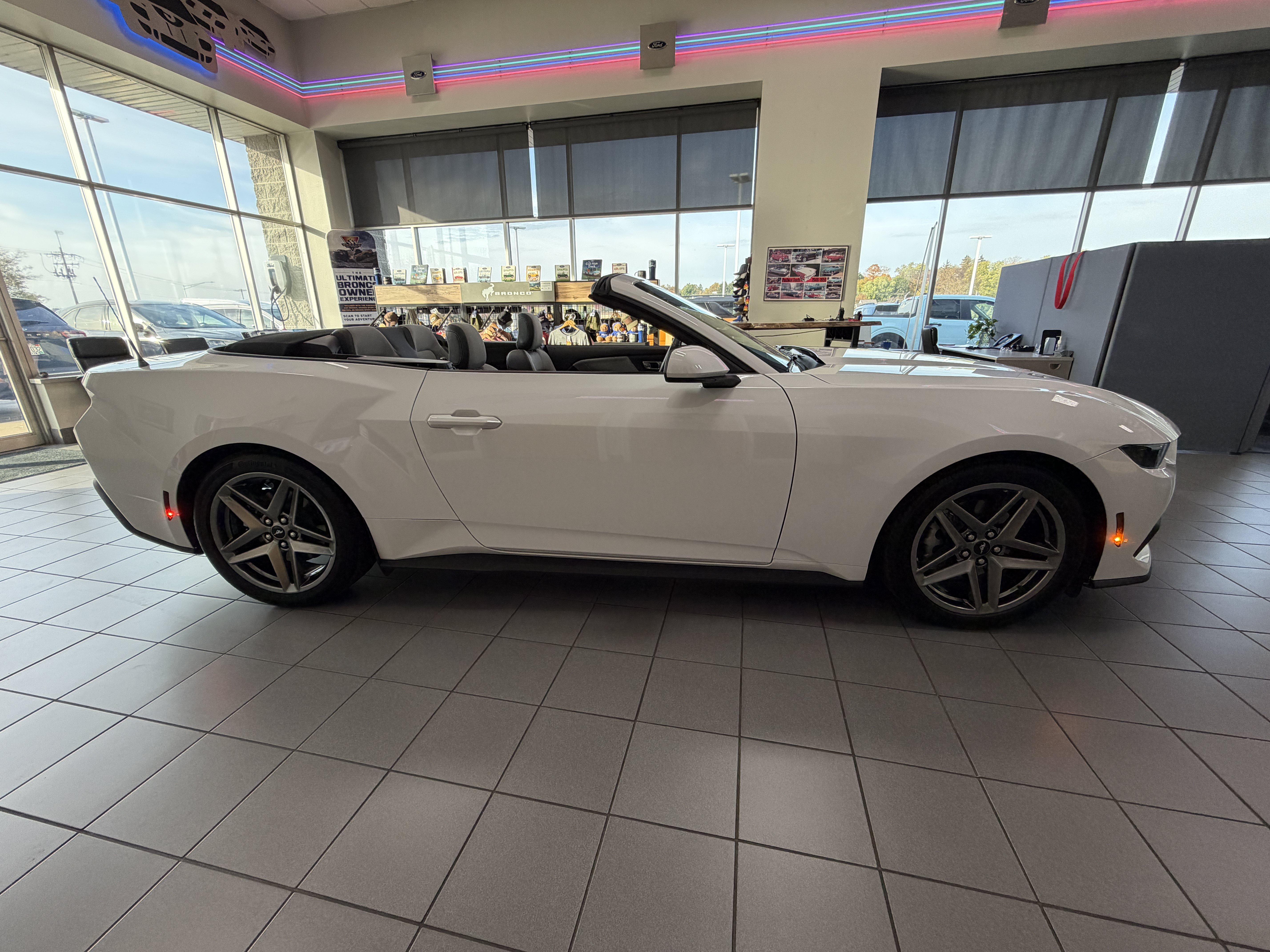 Used 2025 Ford Mustang Convertible RWD image 8