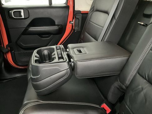 Used 2018 Jeep Wrangler Unlimited Sahara image 23