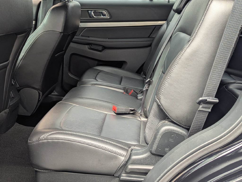 Used 2018 Ford Explorer XLT w/ Equipment Group 202A FWD image 22