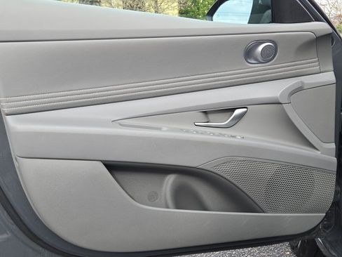 Used 2025 Hyundai Elantra SEL image 19