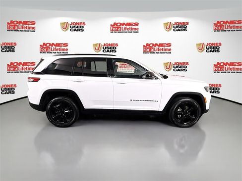 Used 2023 Jeep Grand Cherokee Altitude image 16