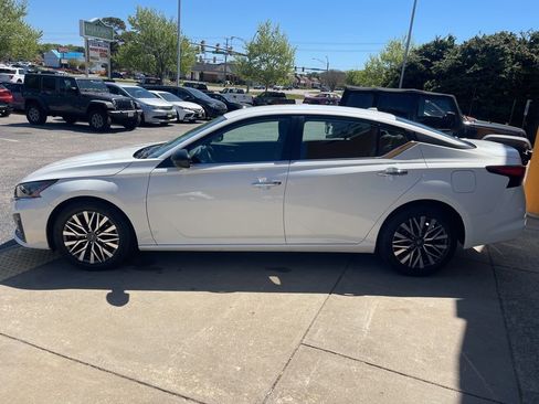 Used 2025 Nissan Altima 2.5 SV FWD image 7