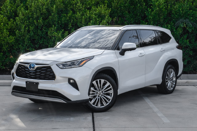 Used 2023 Toyota Highlander Platinum FWD image 2