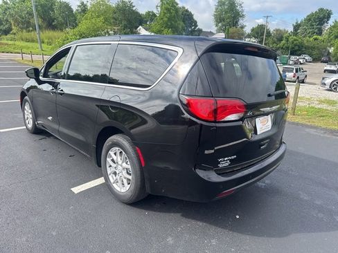 New 2025 Chrysler Voyager LX image 5
