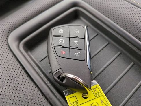 Used 2024 GMC Yukon SLT w/ SLT Luxury Package image 29