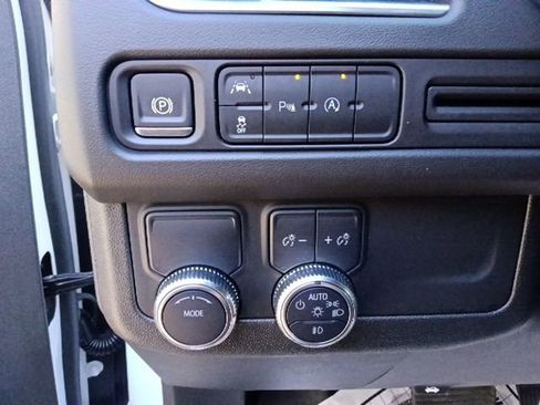 Used 2024 GMC Yukon XL SLT image 17