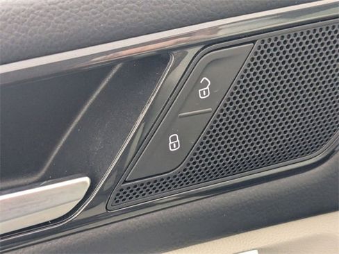 Used 2024 Volkswagen Tiguan SE image 11