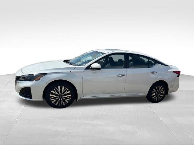 Certified 2023 Nissan Altima 2.5 SV w/ SV Premium Package AWD/4WD image 2