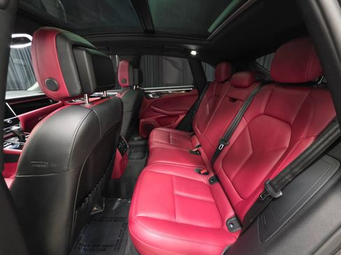 Used 2023 Porsche Macan AWD/4WD image 3