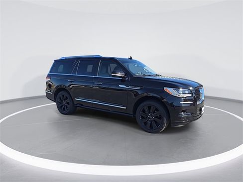 Used 2022 Lincoln Navigator Reserve image 2