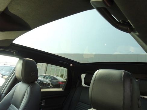 Used 2019 Land Rover Discovery Sport HSE Luxury image 12