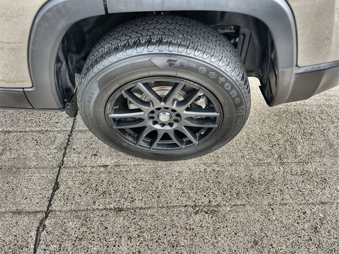 Used 2019 Jeep Cherokee Latitude w/ Popular Appearance Group image 12