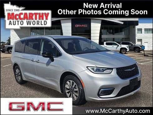 Used 2024 Chrysler Pacifica Limited FWD image 1