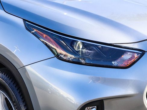 Used 2023 Toyota Highlander LE image 5