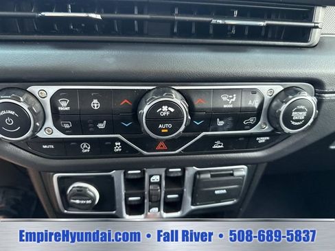Used 2025 Jeep Wrangler Unlimited Sahara AWD/4WD image 23