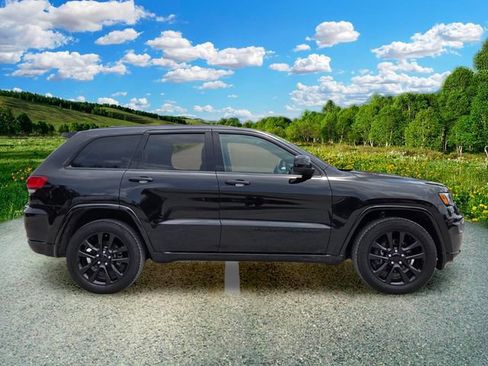 Used 2022 Jeep Grand Cherokee Laredo X RWD image 7